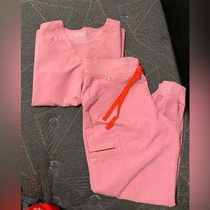 Figs chalk pink scrub set